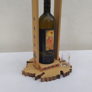 dřevěný stojan na víno