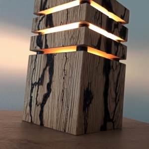 Dubová lampa s led žárovkou s lichtenberovými obrazci